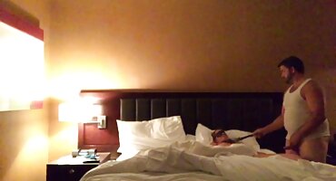 sex nhà tắm Stepmom an ủi stepson trên giường phim sex sex với âm hộ của cô.